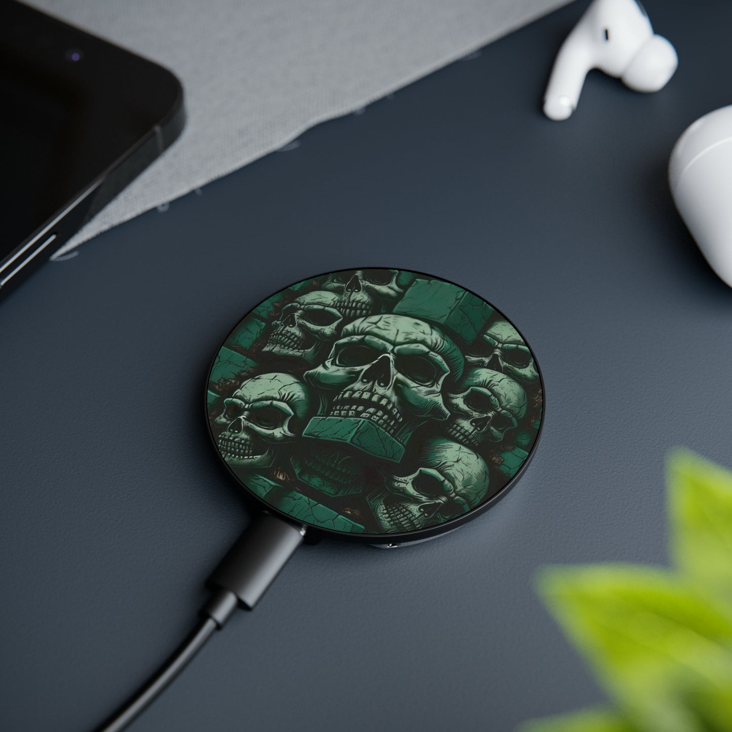 Metallic Chrome Skull And Detailed Background Style 10 Magnetic Induction Charger