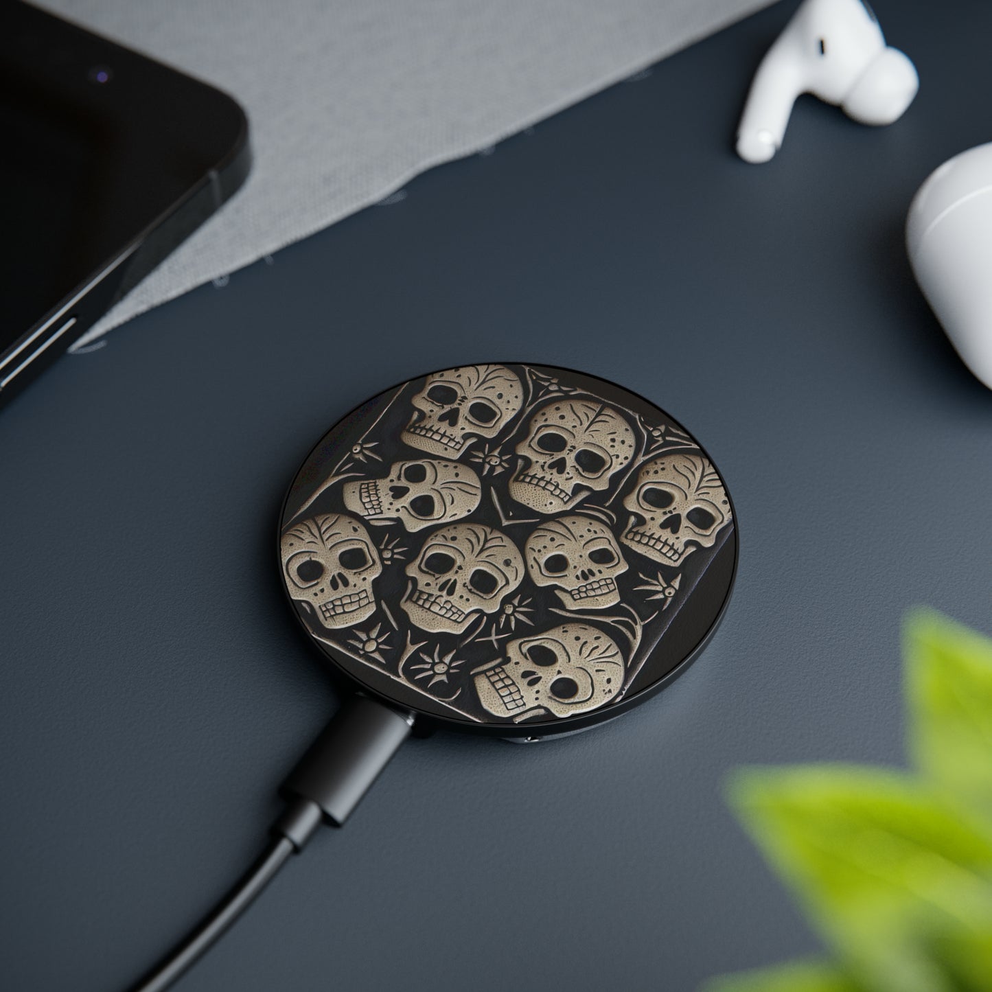 Metallic Chrome Skull And Detailed Background Style 16 Magnetic Induction Charger