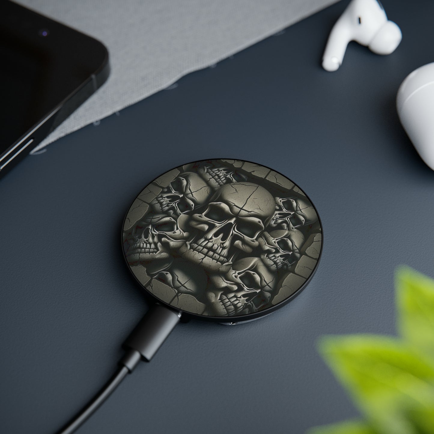 Metallic Chrome Skull And Detailed Background Style 7 Magnetic Induction Charger